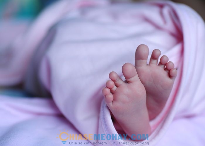 Tránh tiếp khách khi vừa sinh em bé không?