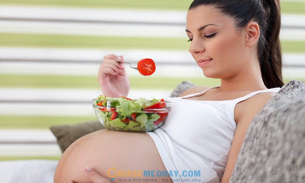 Mẹ bầu nên ăn nhiều rau quả để phòng táo bón